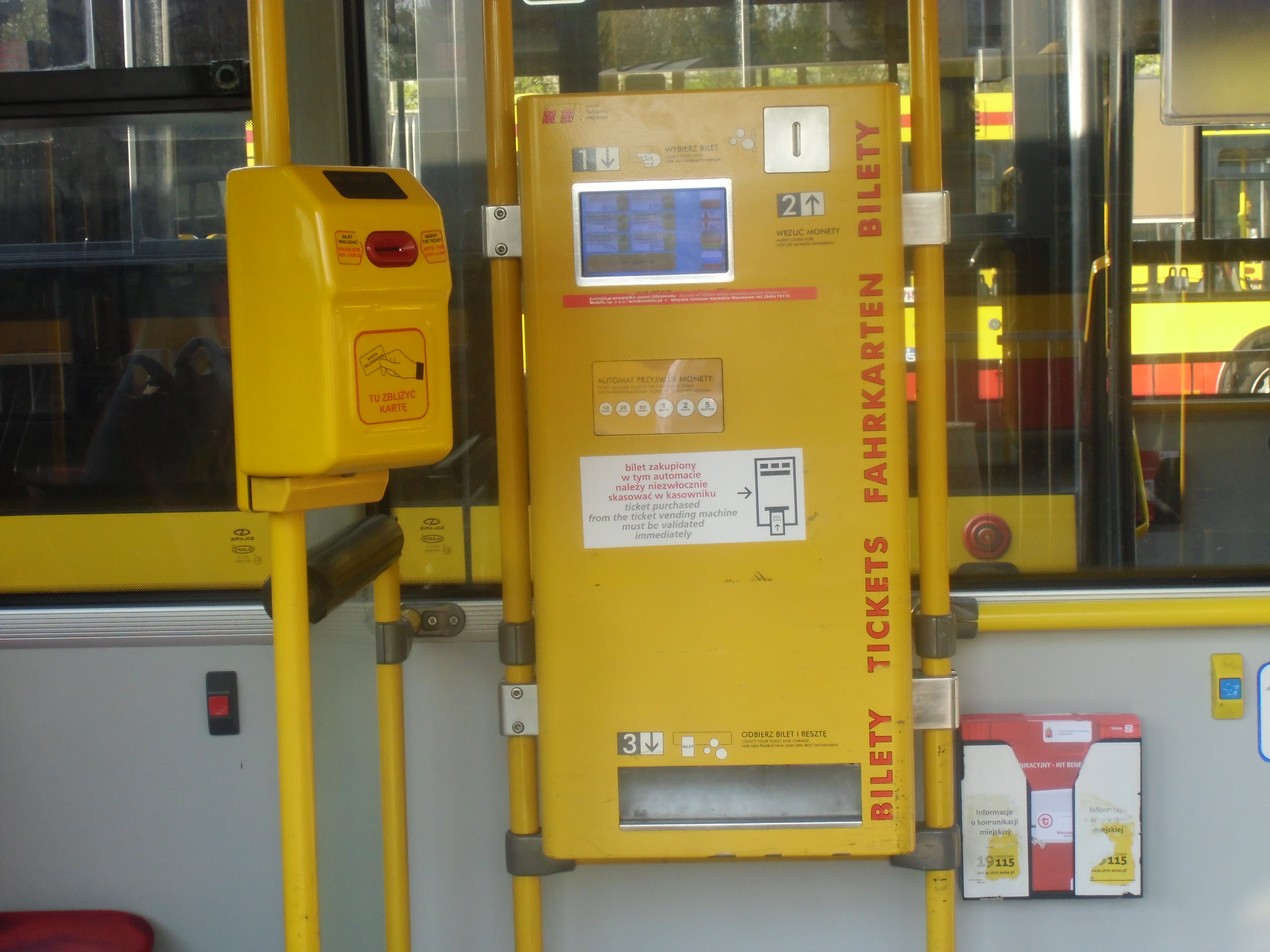 Automat przyjmujący płatności gotówką.