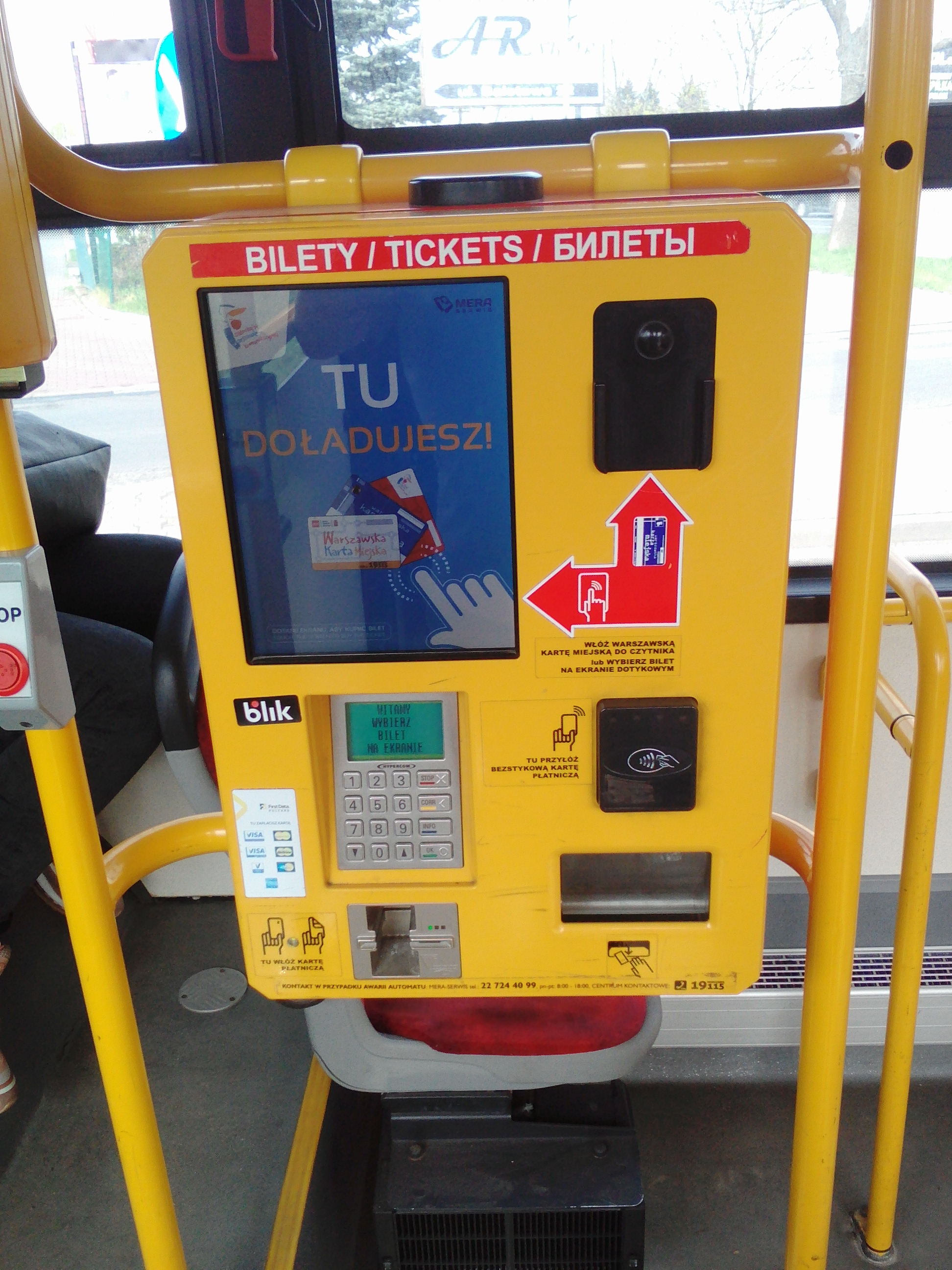 Automat biletowy przyjmujący płatność tylko kartą płatniczą.